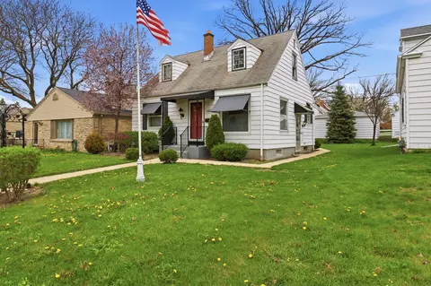 8526 W W Ctr, Milwaukee, WI 53222