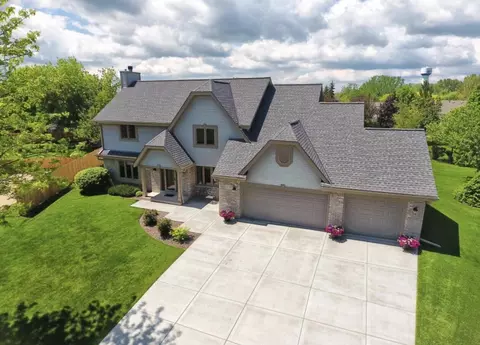 8187 S Four Oaks, Franklin, WI 53132