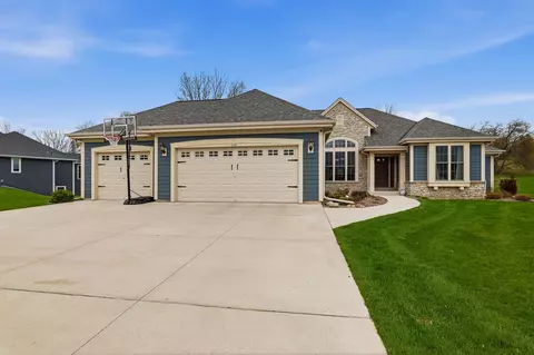 718 Meadow Rdg, Plymouth, WI 53073