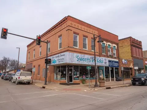 2 E Main, New Hampton, IA 50659