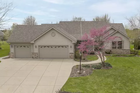 2649 Oak Knl, Jackson, WI 53037