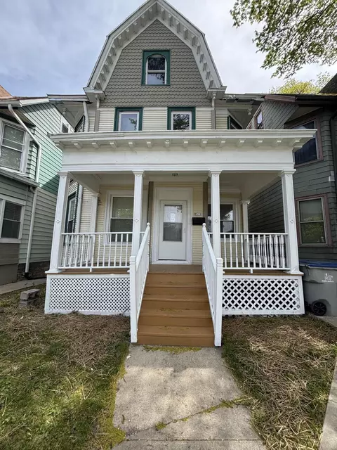 2570 N Oakland, Milwaukee, WI 53211
