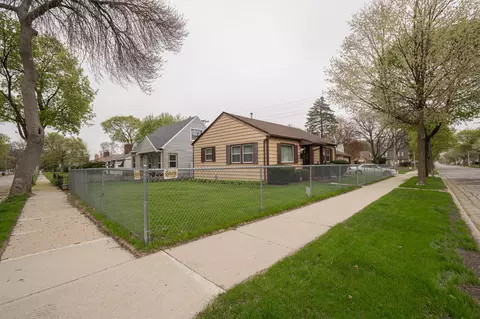4222 W Hope, Milwaukee, WI 53216