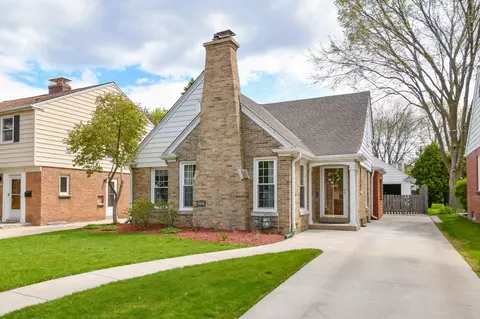 5242 N Bay Rdg, Whitefish Bay, WI 53217