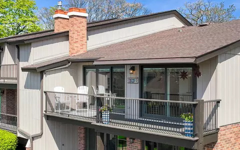 1070 S Lake Shr #11 2-B, Lake Geneva, WI 53147