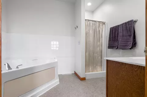 Bath - W6166 Valley, Onalaska, WI 54636 photo 1 of 3