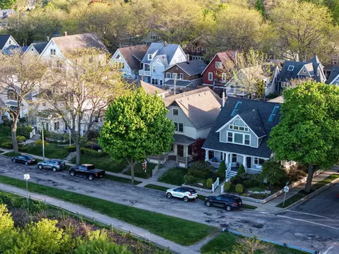 2961 S S Shr, Milwaukee, WI 53207