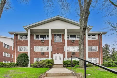 205 Country Clb #2C, Lake Geneva, WI 53147