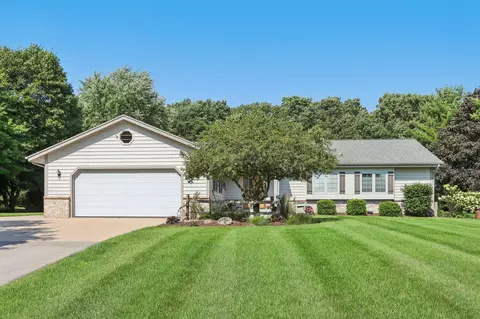 985 Elmwood Way, Hubertus, WI 53033