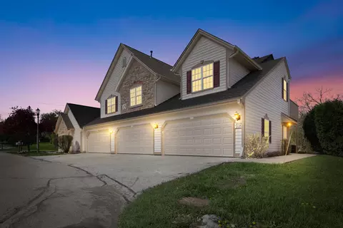 2337 W Vista Bella, Oak Creek, WI 53154