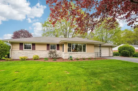 2430 W Apple Tree, Glendale, WI 53209