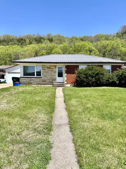 1037 Dewey, Cassville, WI 53806