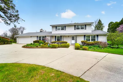 1634 W River Oaks, Mequon, WI 53092