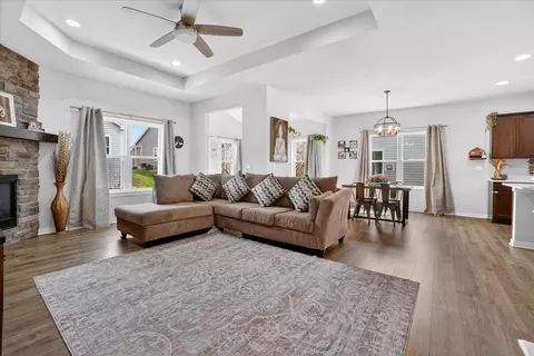 7906 W Park Cir, Franklin, WI 53132