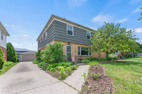 8831 W Hawthorne #8833, Wauwatosa, WI 53226