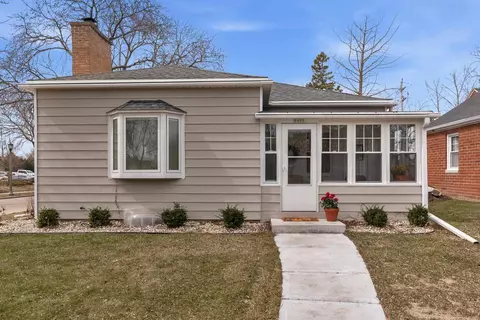 5001 N Bay Rdg, Whitefish Bay, WI 53217