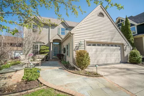 824 E Gln, Whitefish Bay, WI 53217