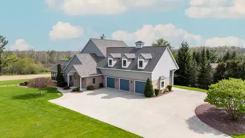 7636 Fairway, Farmington, WI 53090