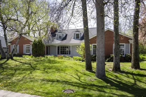 127 E Fox Dl, Glendale, WI 53217