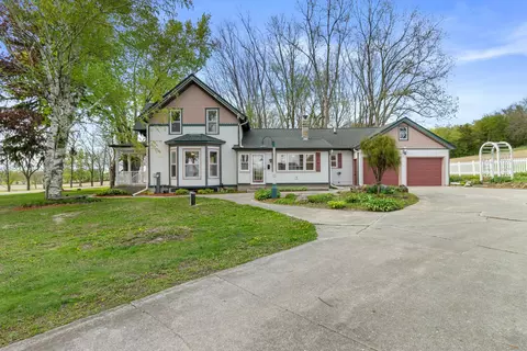 n5724 North Helenville Road, Farmington, WI 53137