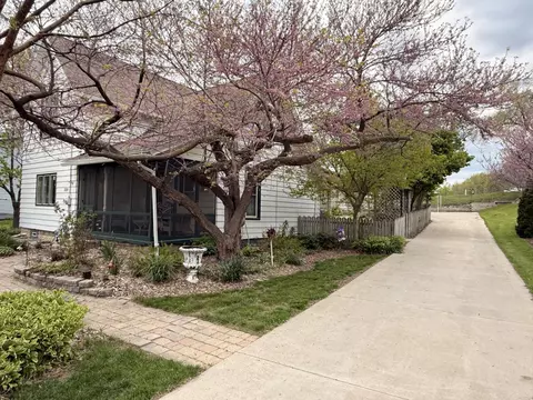 33220 S Honey Lk, Burlington, WI 53105