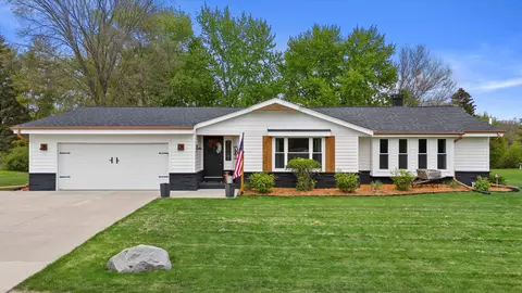 w163s7346 Bay Ln, Muskego, WI 53150