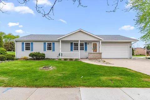 1015 Squire, West Bend, WI 53090