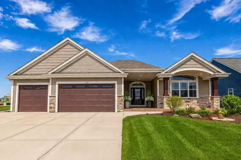 1360 Foxwood, Oconomowoc, WI 53066