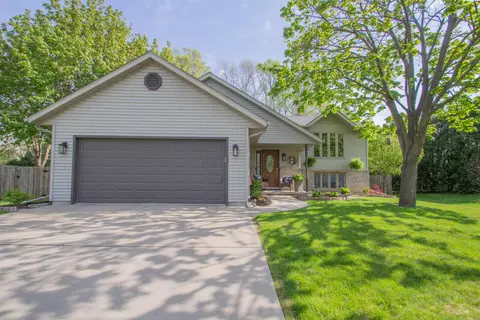 509 Mary Knl, Watertown, WI 53098