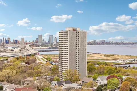 2525 S S Shr #14B, Milwaukee, WI 53207
