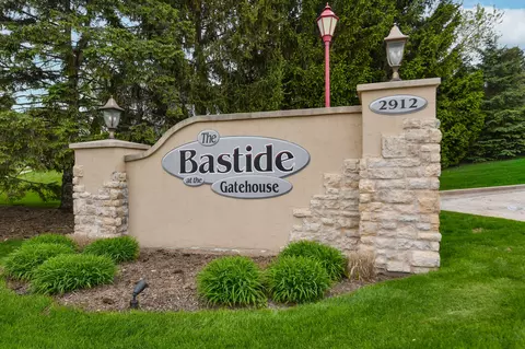 2912 N University #204, Waukesha, WI 53188
