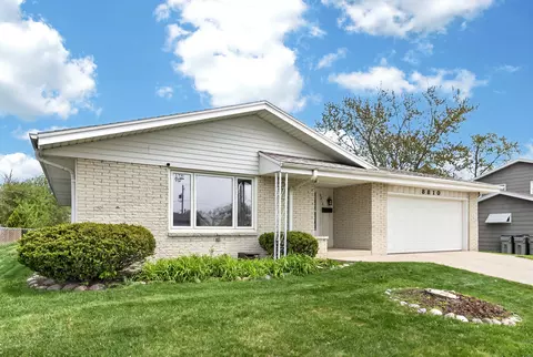 8810 W Petersik, Milwaukee, WI 53224