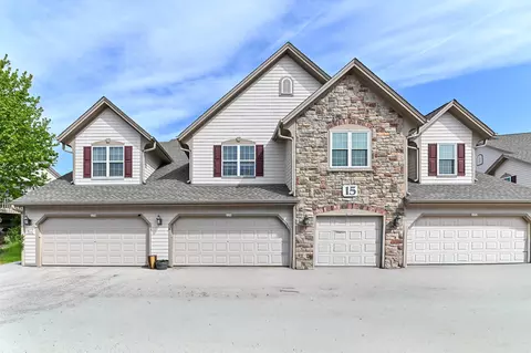 2274 W Vista Bella #101, Oak Creek, WI 53154