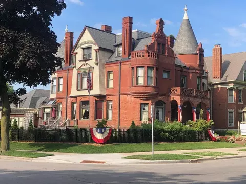 3209 W W Wls, Milwaukee, WI 53208