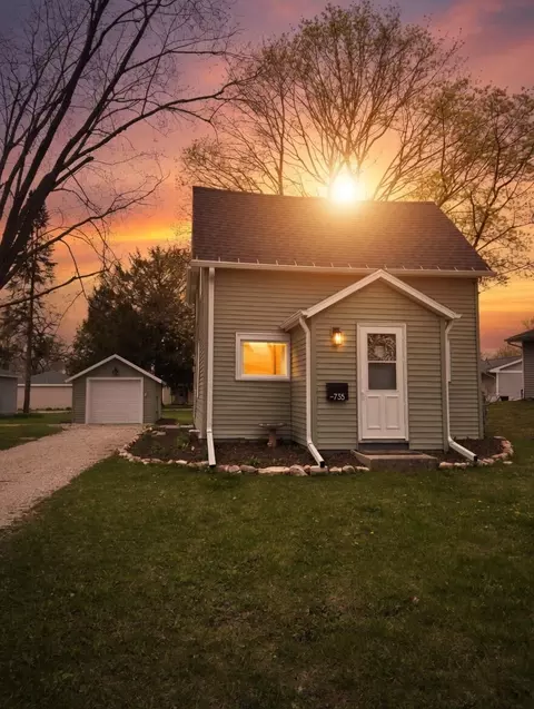 735 N 6th, Sturgeon Bay, WI 54235