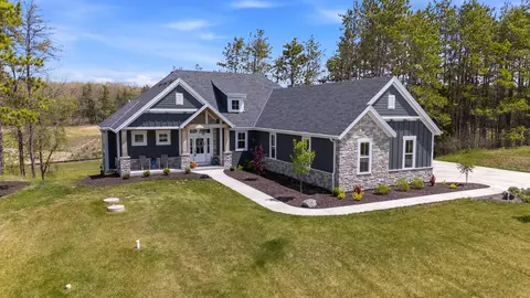 2050 Paradise Hls, Trenton, WI 53095