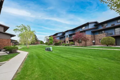 4015 S 84th #8, Greenfield, WI 53228