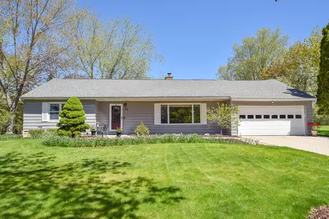 814 E Mnr, Bayside, WI 53217