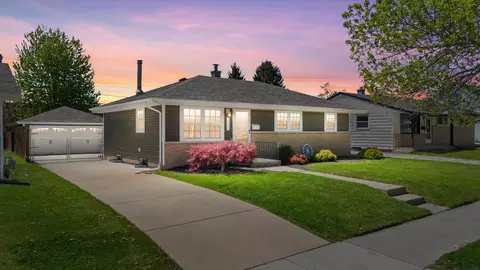 2517 E Armour, Saint Francis, WI 53235