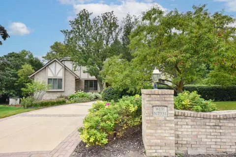 w131n7931 Country Clb, Menomonee Falls, WI 53051