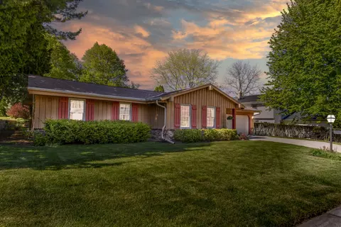 2204 Hunting Rdg, Waukesha, WI 53188