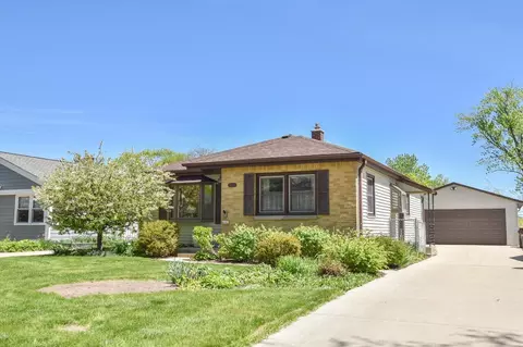 4642 N 101st, Wauwatosa, WI 53225