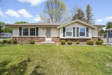 1520 Riverdale, Oconomowoc, WI 53066