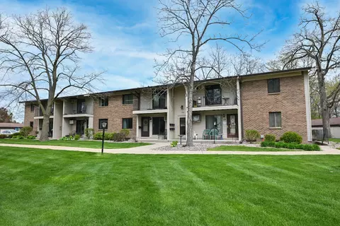 1684 S Carriage, New Berlin, WI 53151