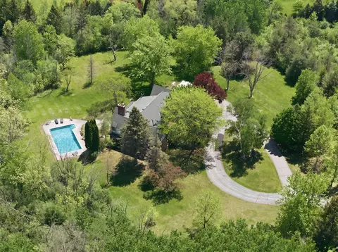 9090 N Green Brk, River Hills, WI 53217