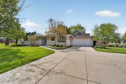 807 E Wahner, Bayside, WI 53217
