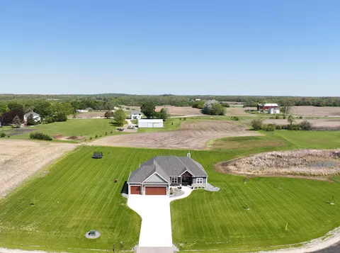 28516 Blue Crane, Waterford, WI 53185