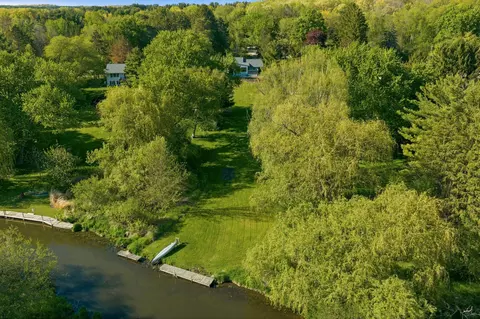 3519 Nagawicka Rd, Hartland, WI 53029