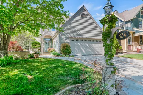 824 E Gln, Whitefish Bay, WI 53217