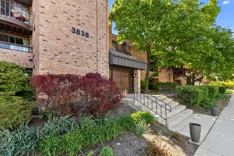 3838 N Oakland #275, Shorewood, WI 53211